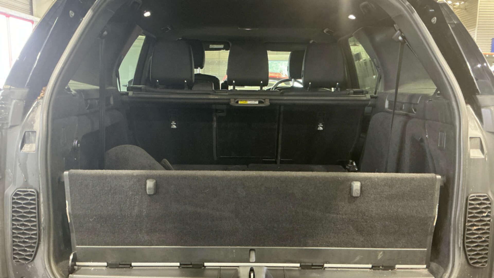 Land Rover Discovery view 12