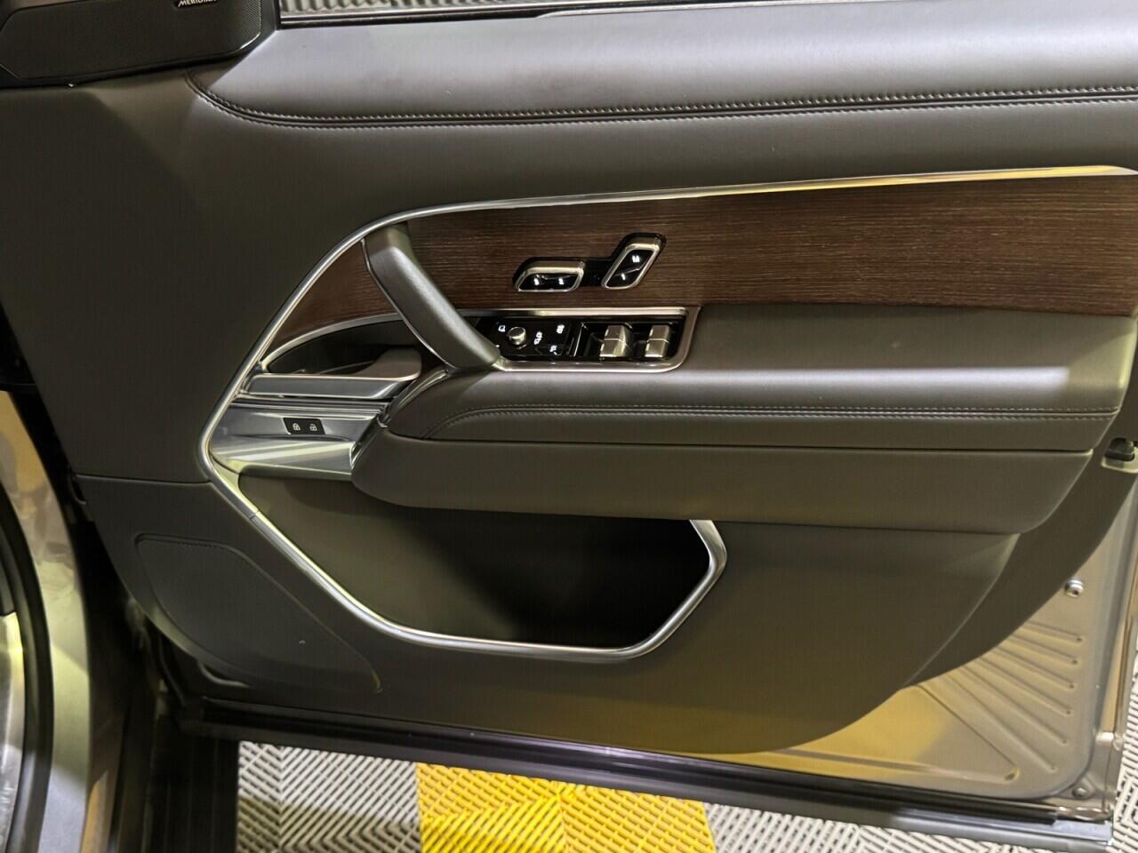 Land Rover Range Rover view 12