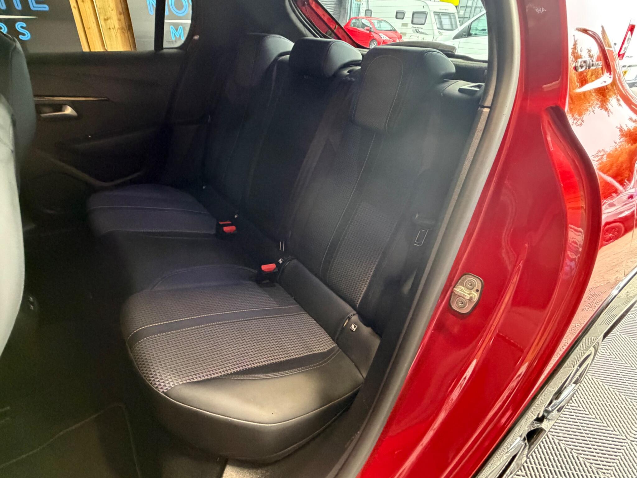 Peugeot 208 view 18