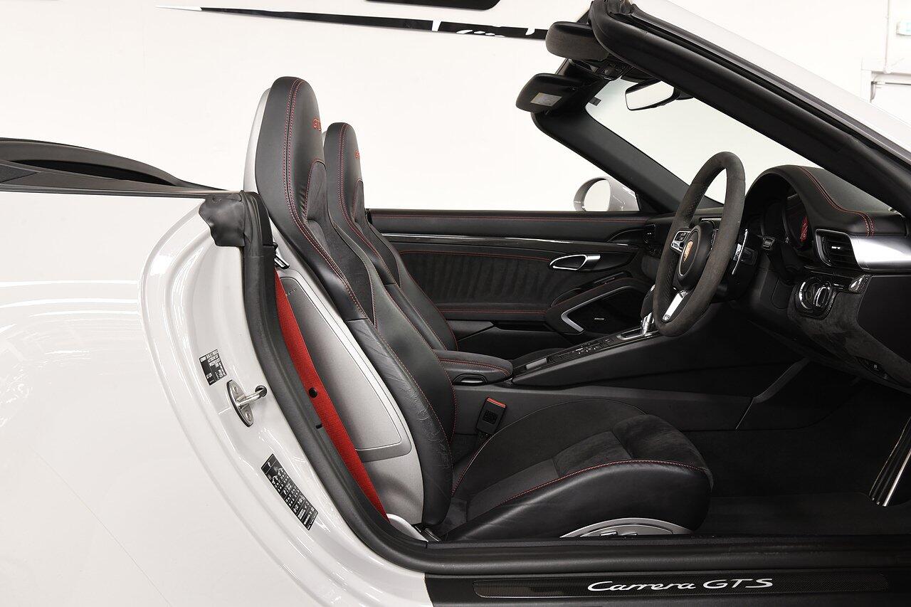 Porsche 911 view 6