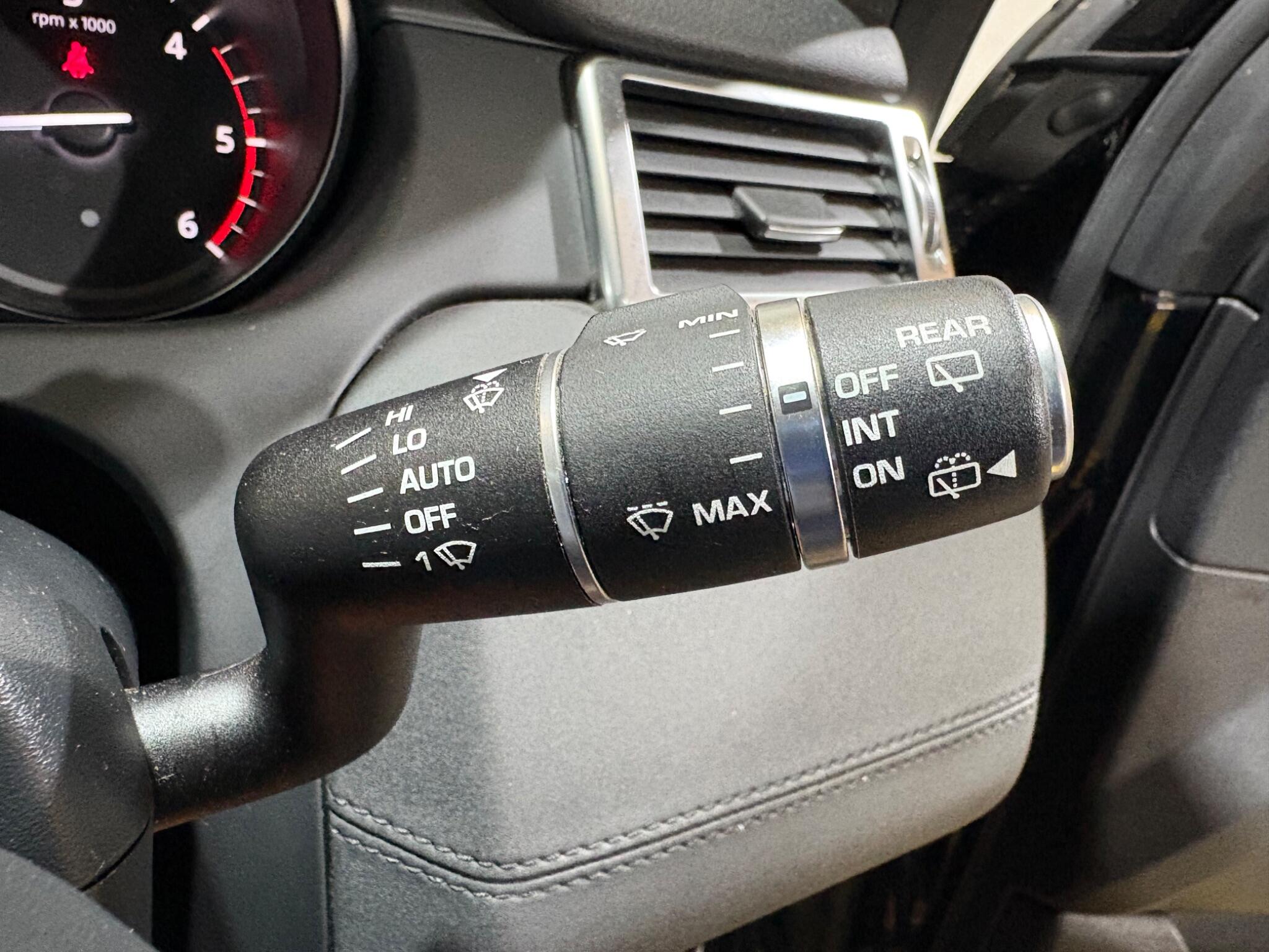 Land Rover Discovery Sport view 31