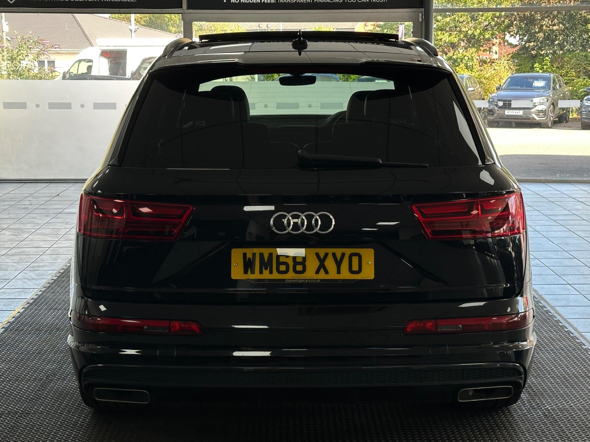 Audi Q7 view 12