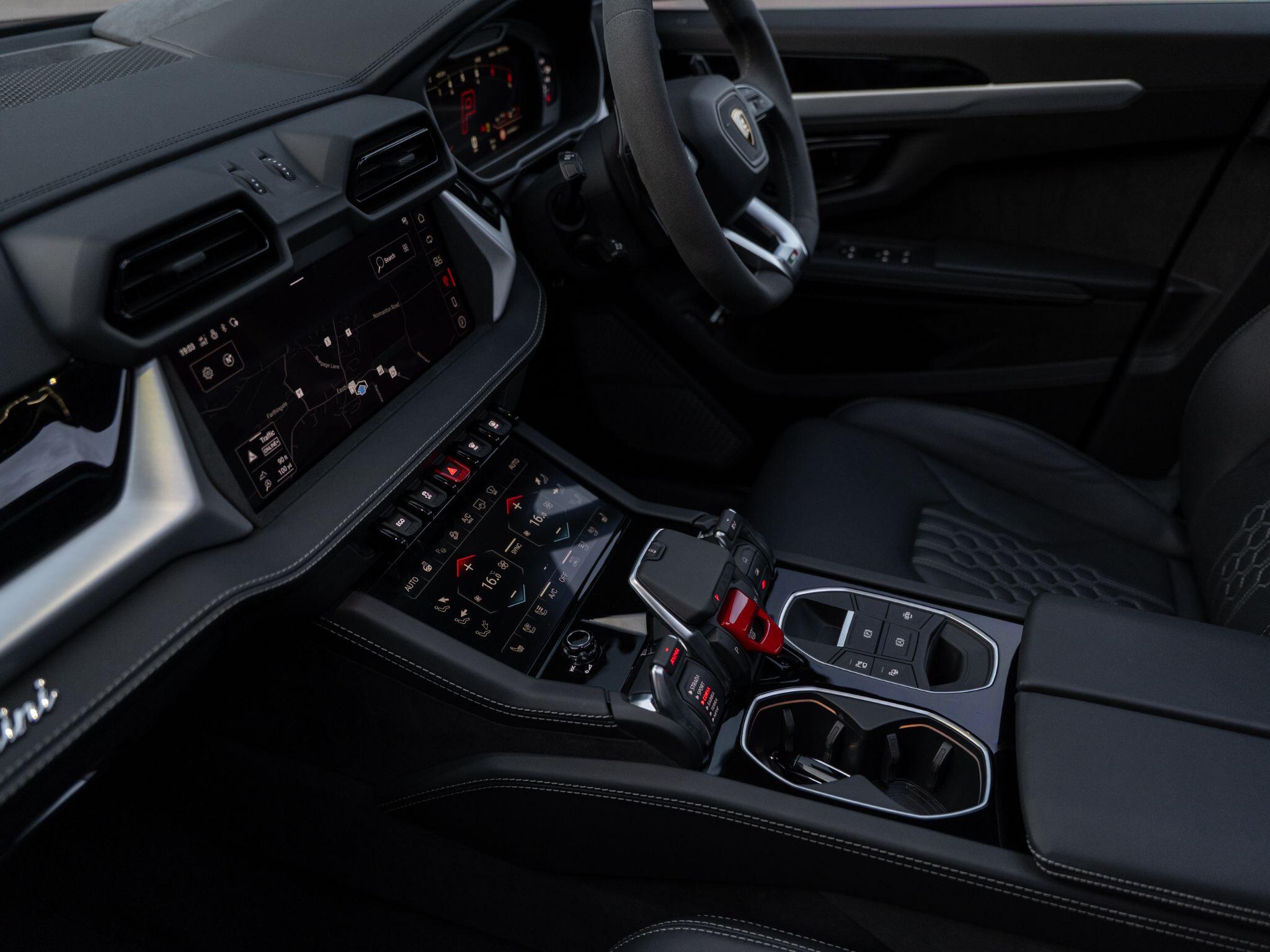 Lamborghini Urus view 36