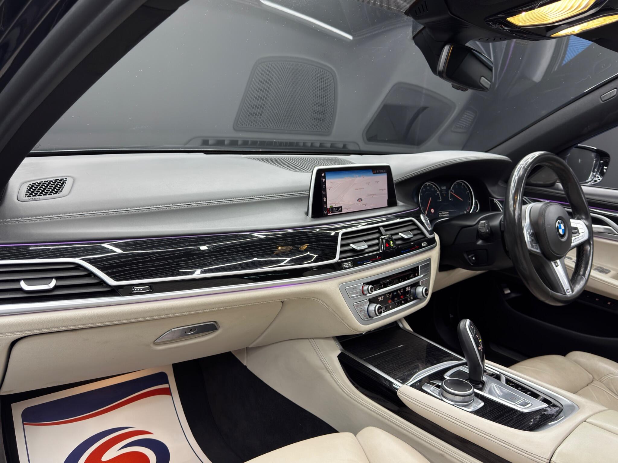 BMW 7 Series view 12