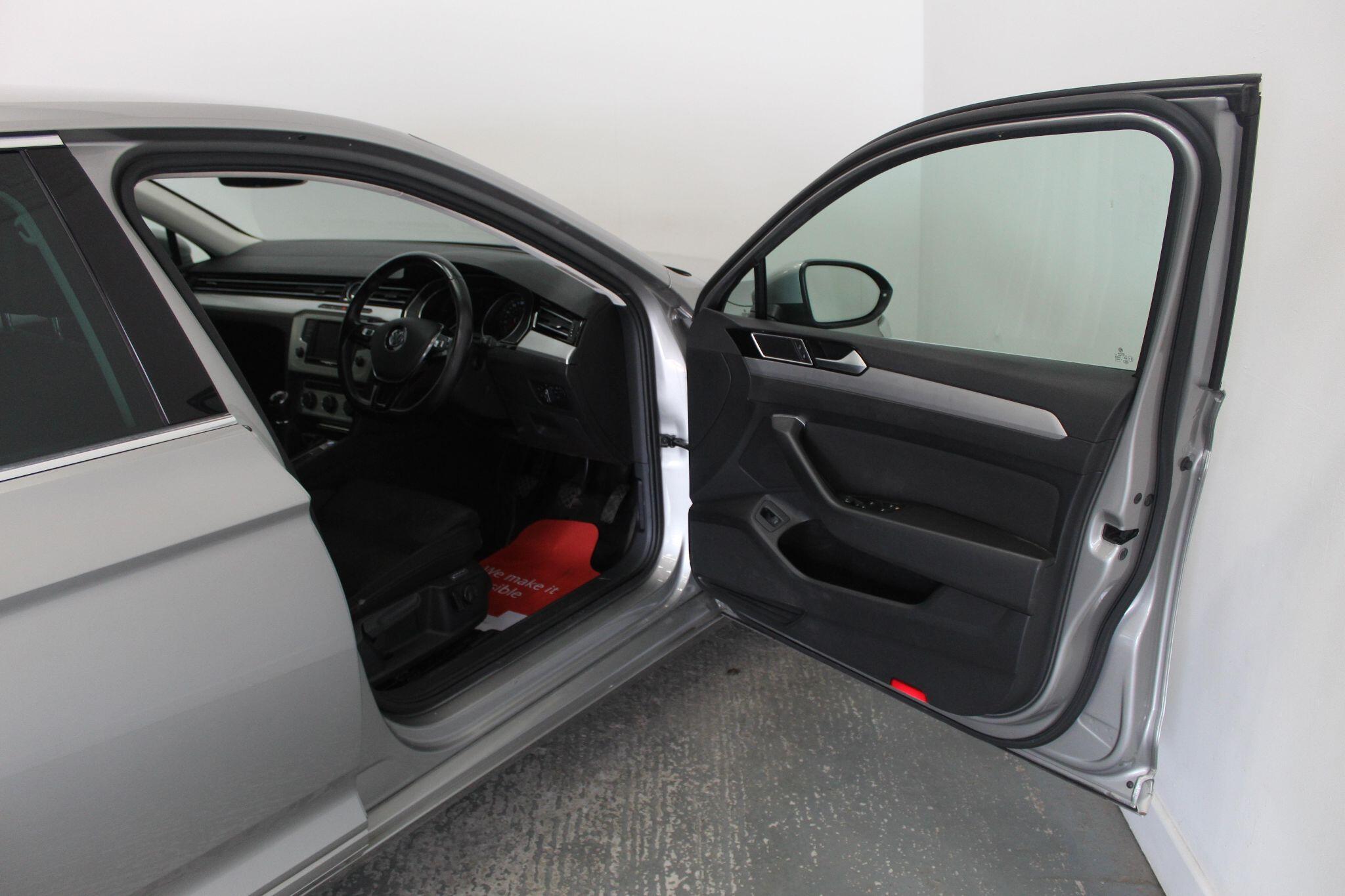 Volkswagen Passat view 25