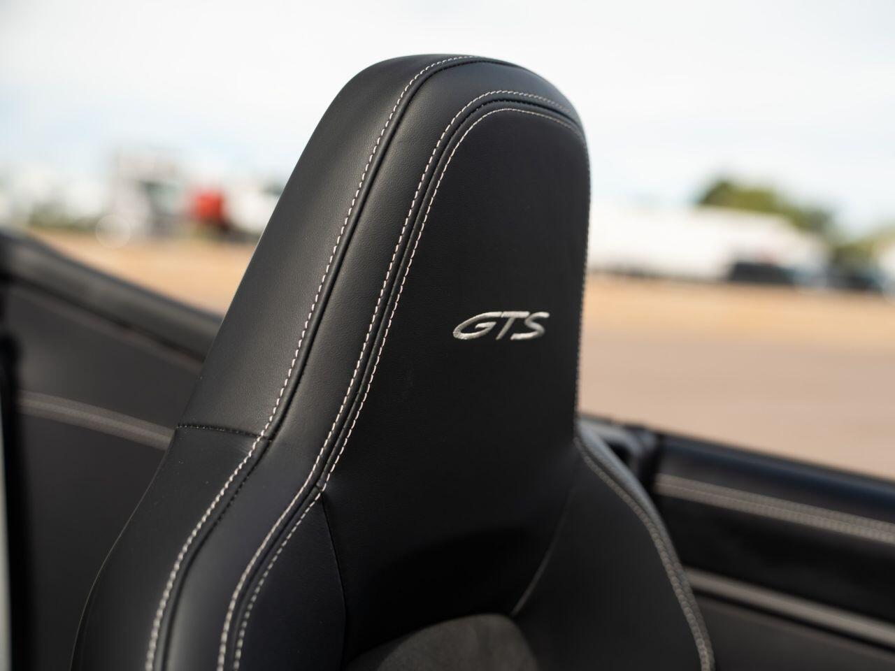 Porsche 911 view 17