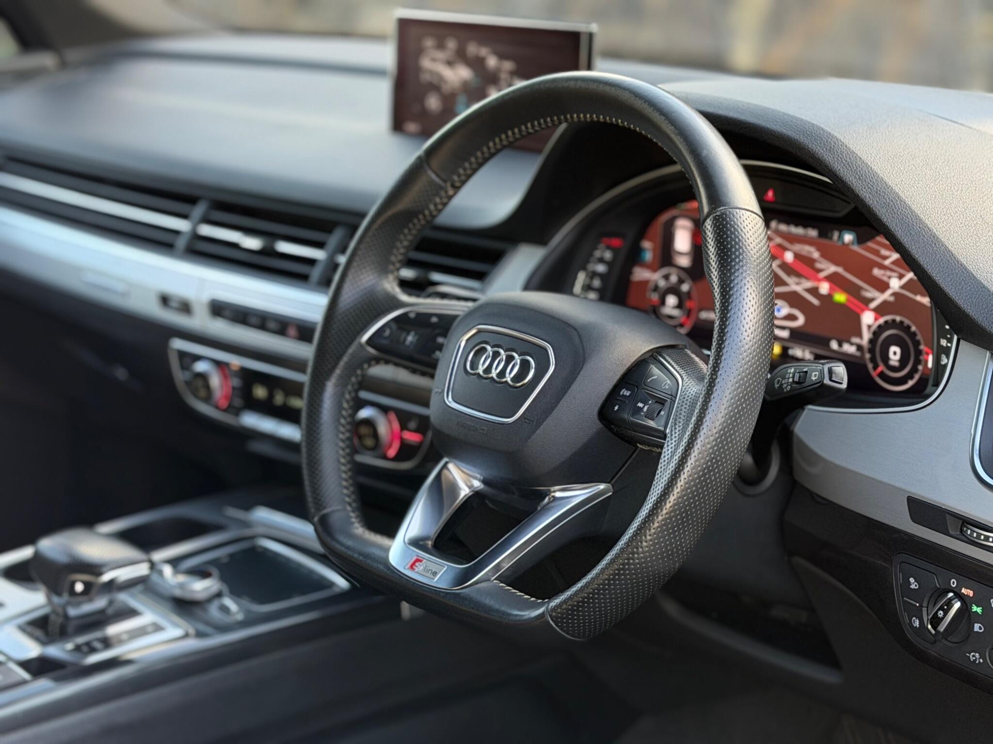 Audi Q7 view 11