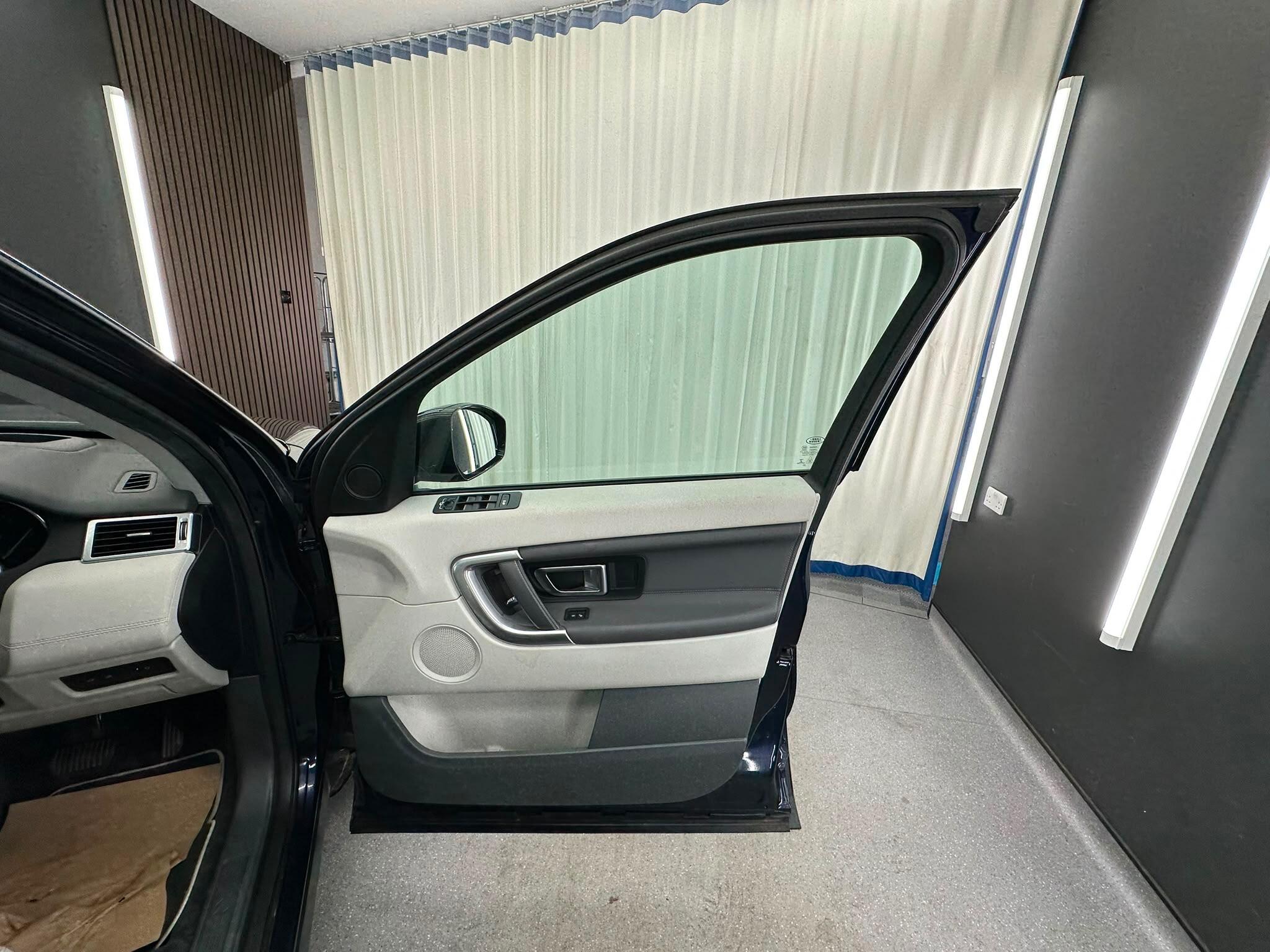 Land Rover Discovery Sport view 15
