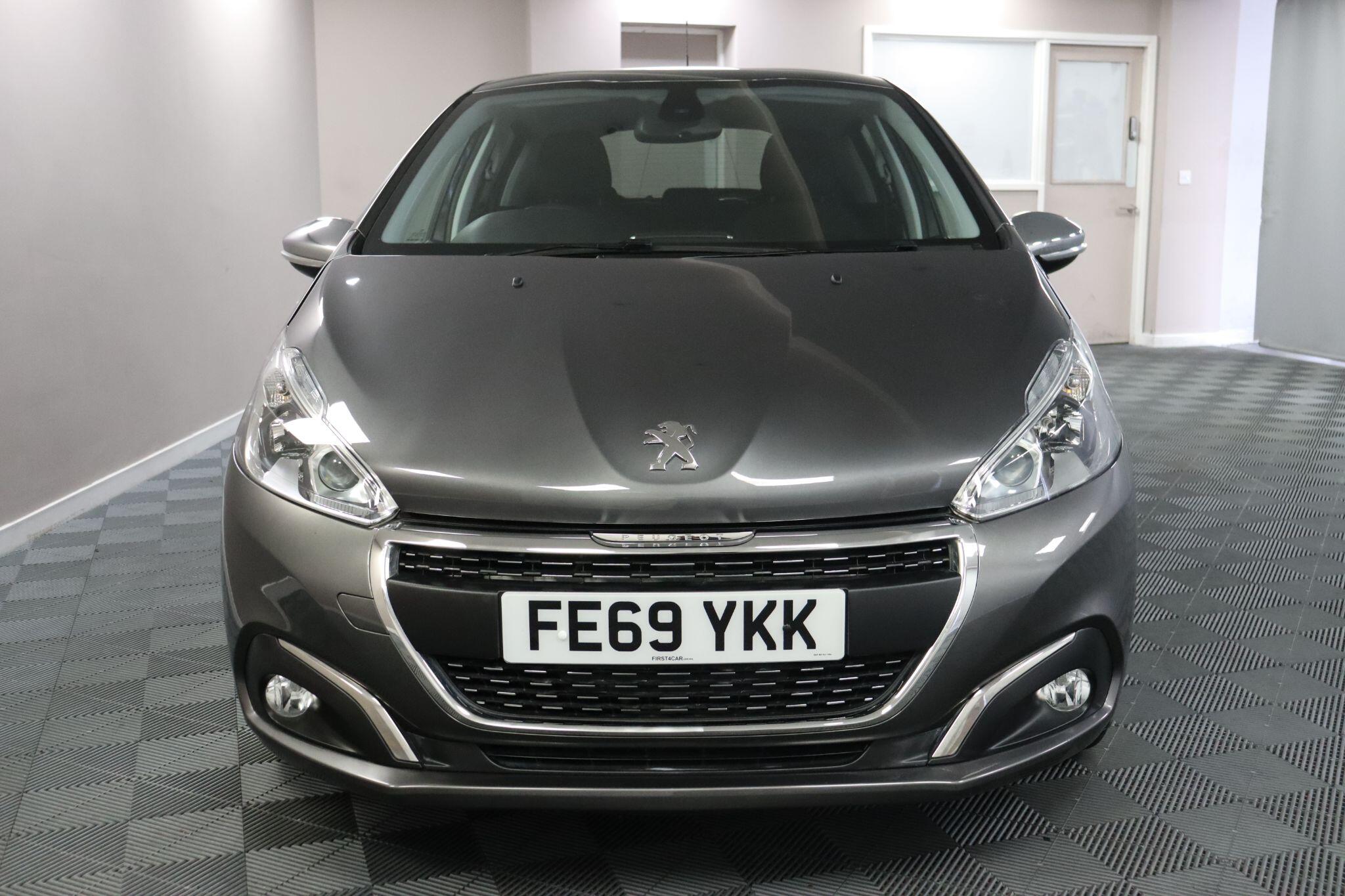 Peugeot 208 view 2