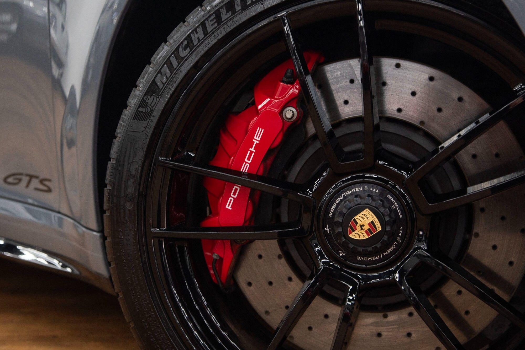 Porsche 911 view 6