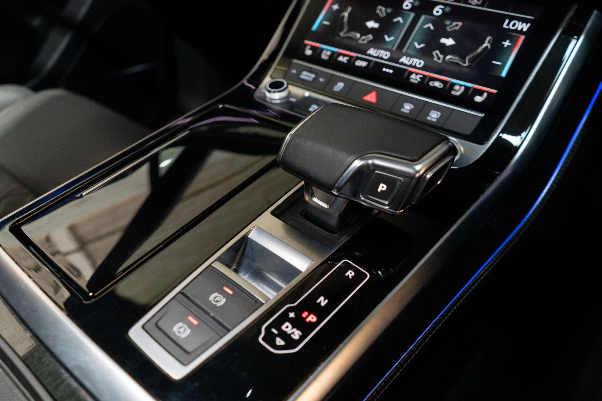Audi Q7 view 16
