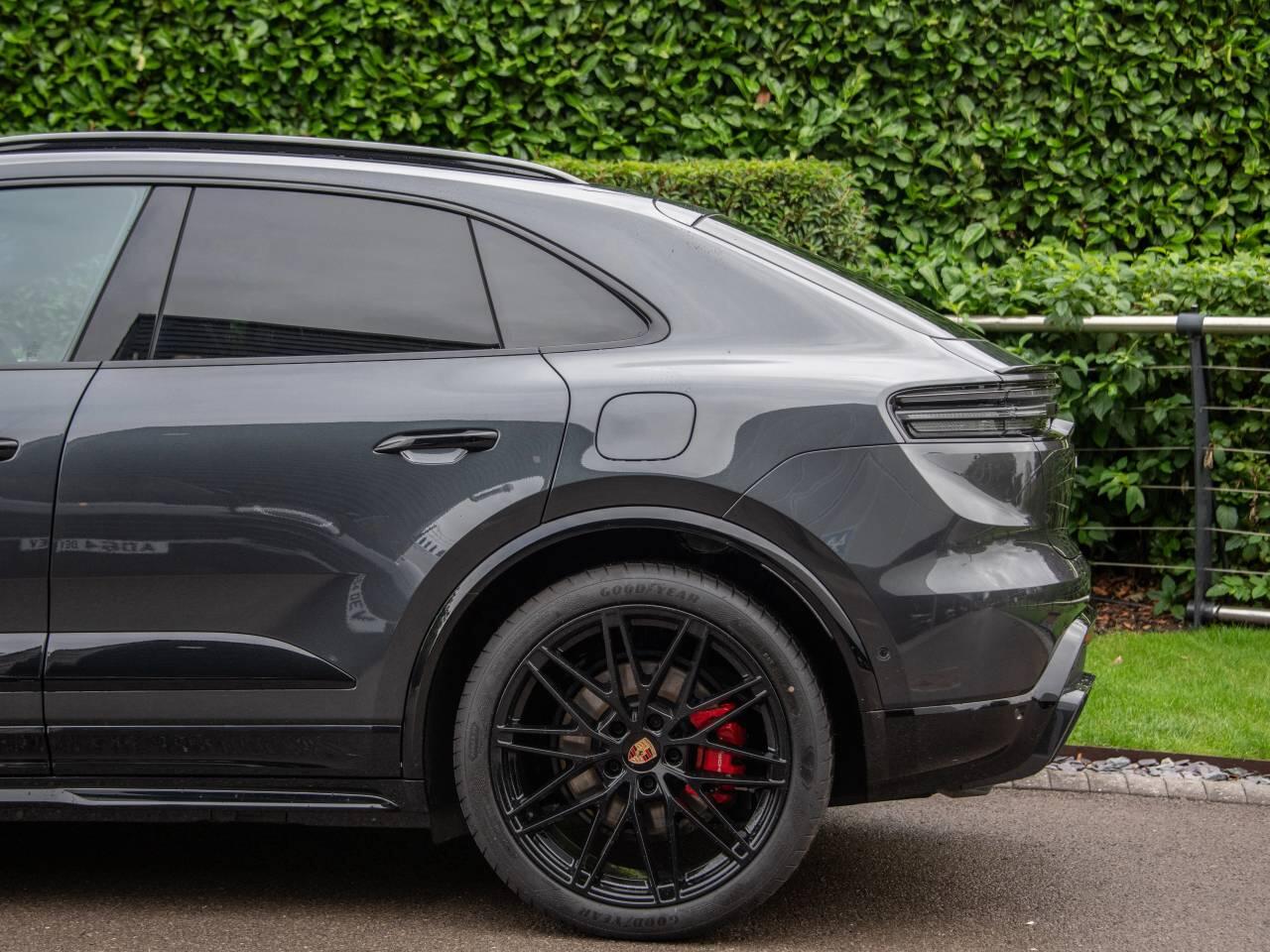 Porsche Macan view 22