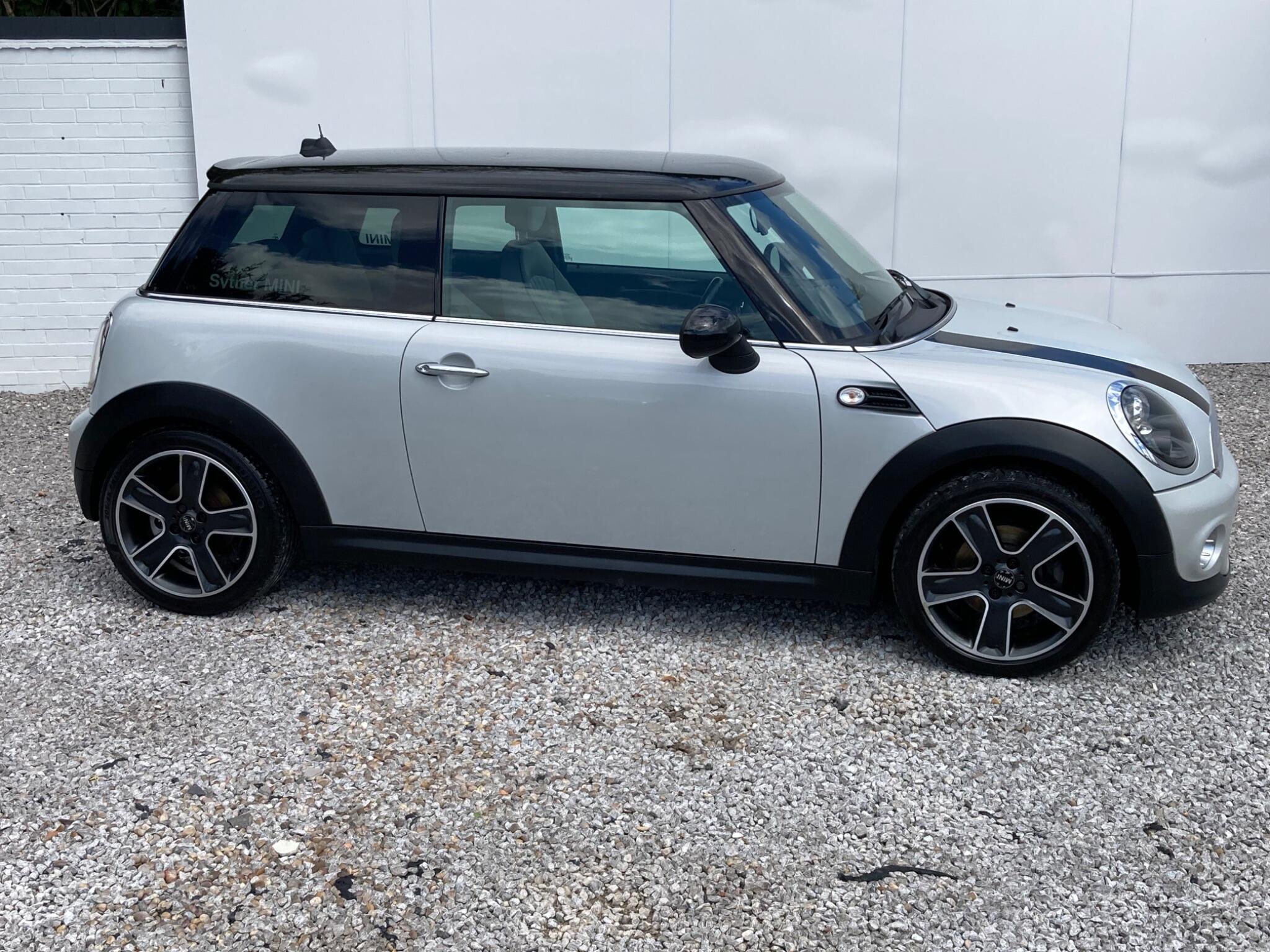 2011 MINI Hatch image 22