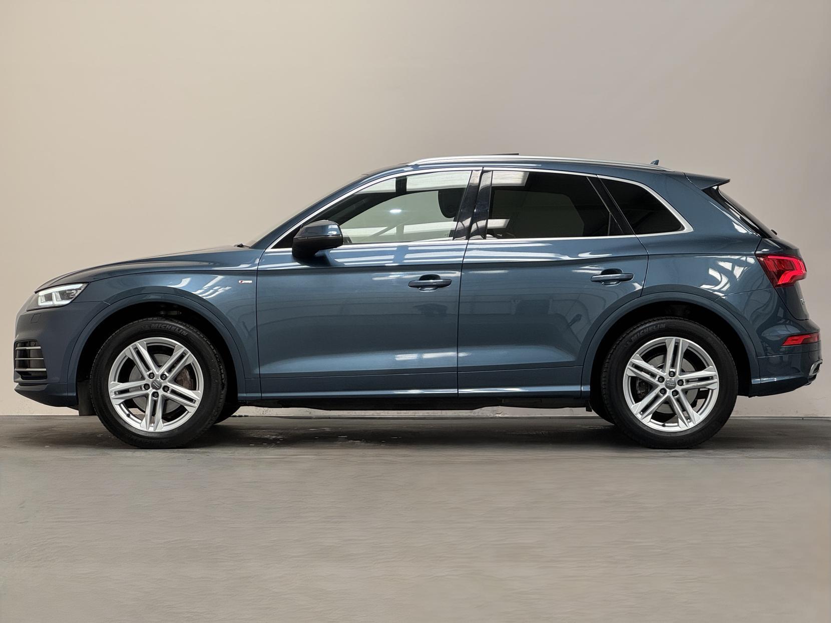Audi Q5 view 9