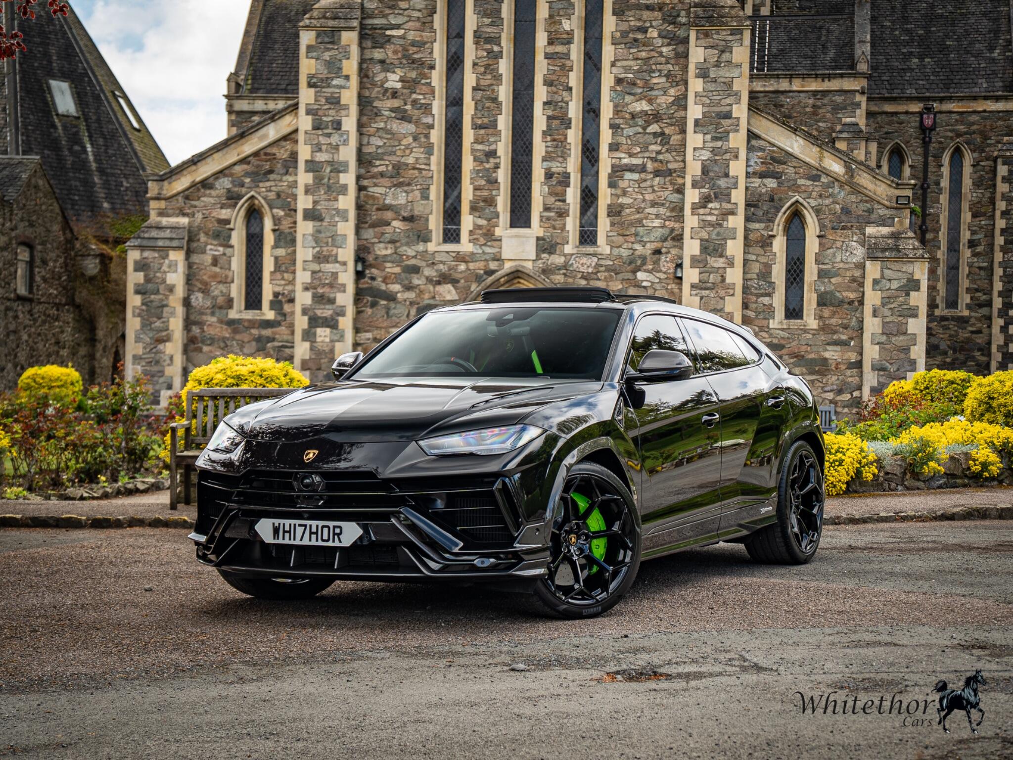 Lamborghini Urus view 3