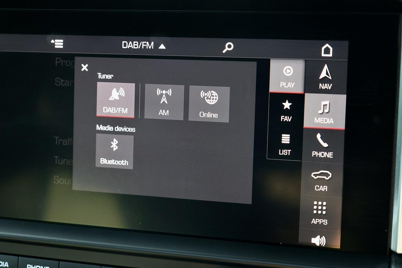 Porsche Macan view 25