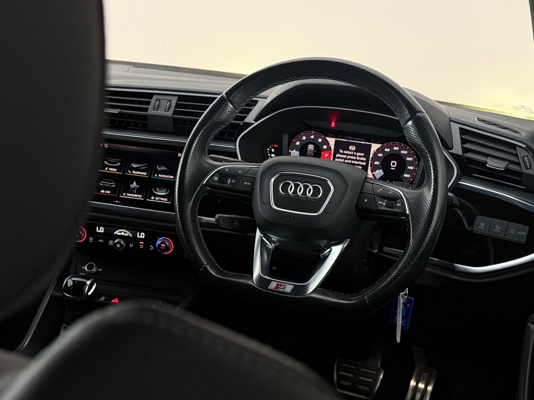 Audi Q3 view 14