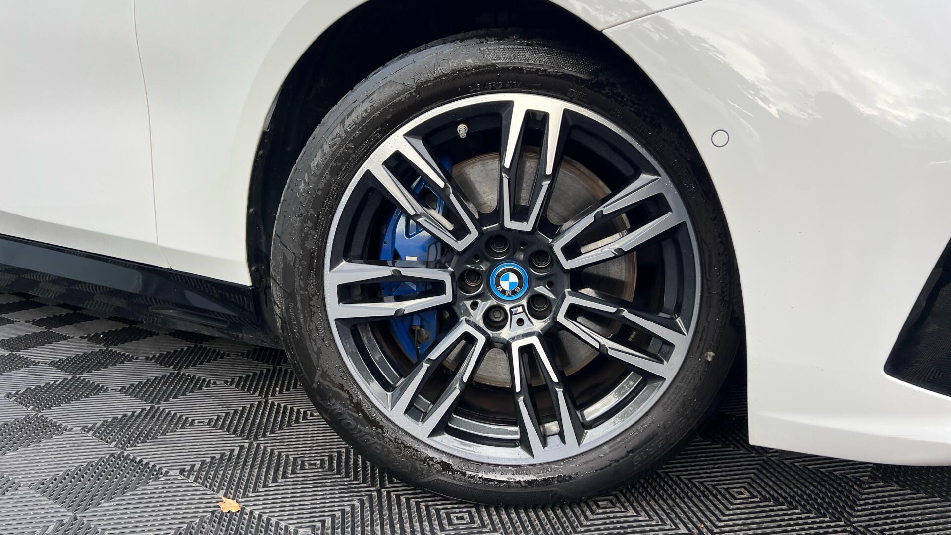 BMW i5 view 26