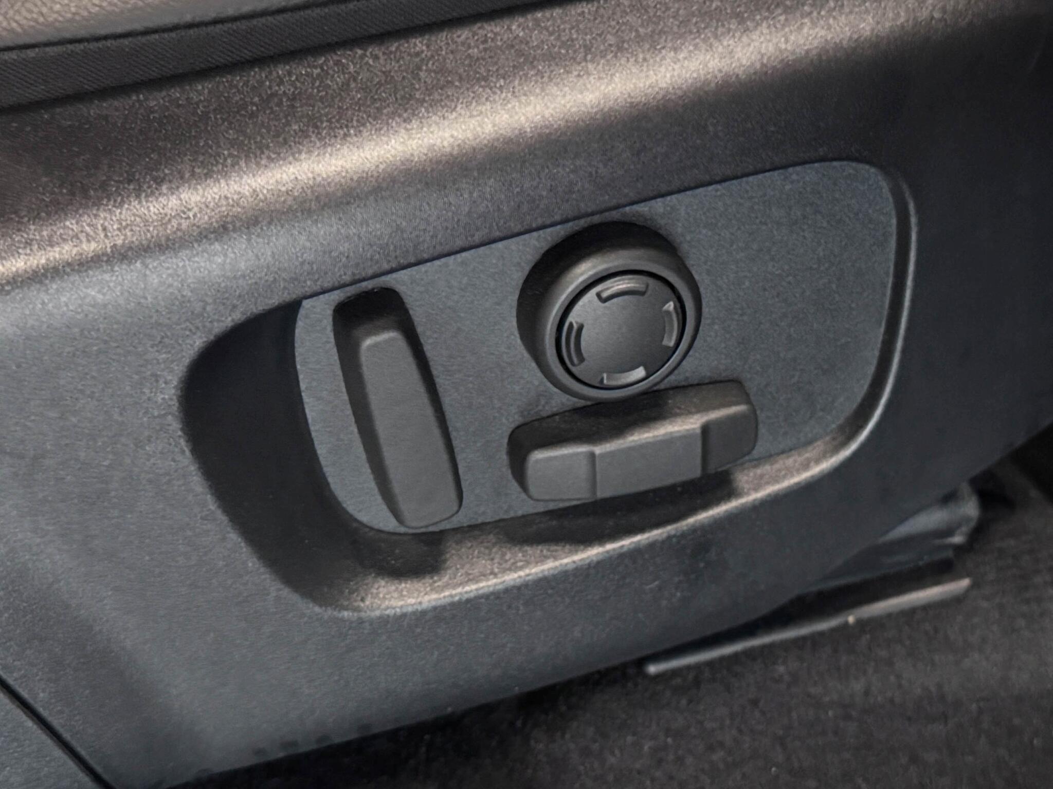 Land Rover Discovery Sport view 21