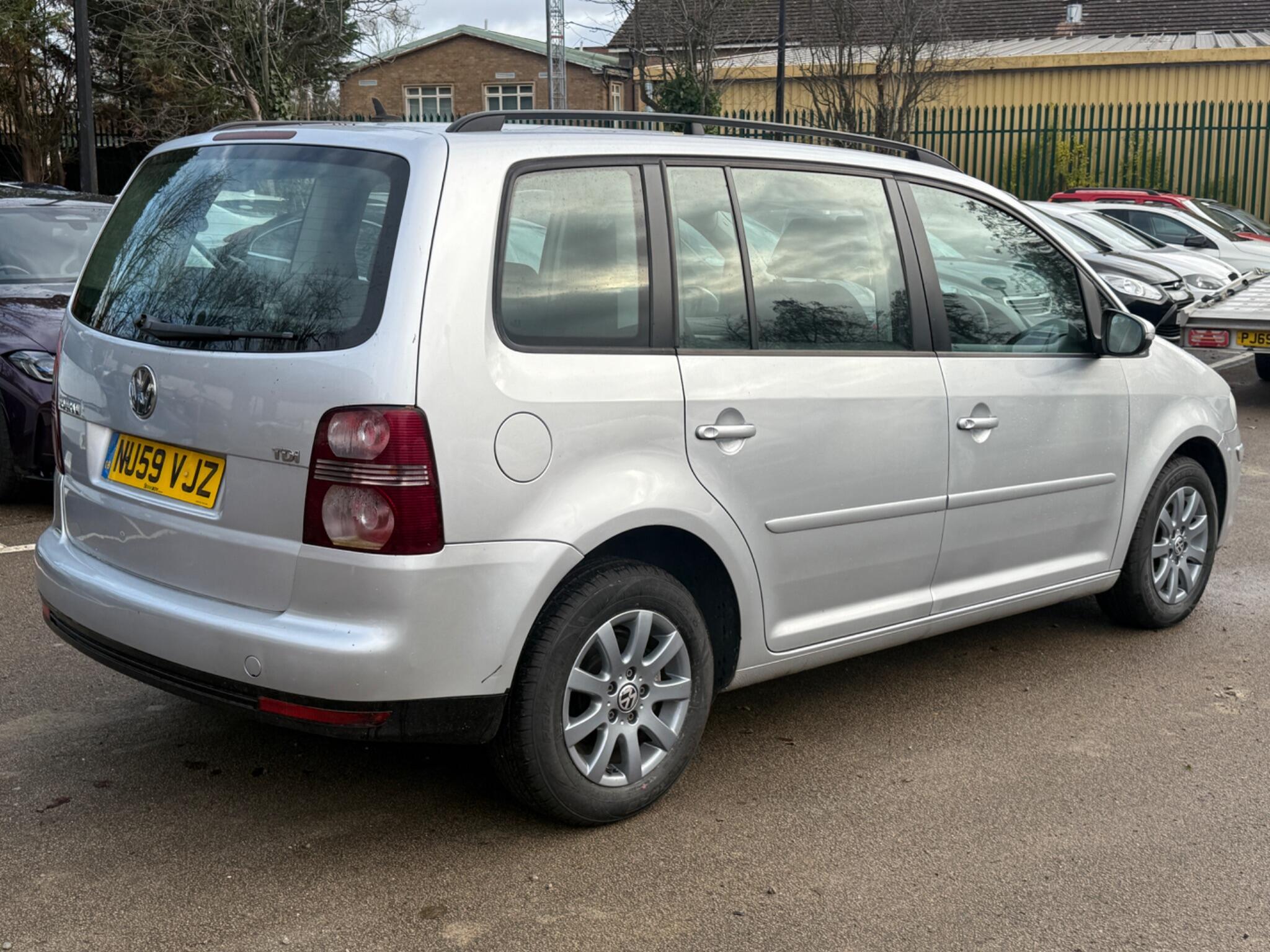 Volkswagen Touran - Image 10