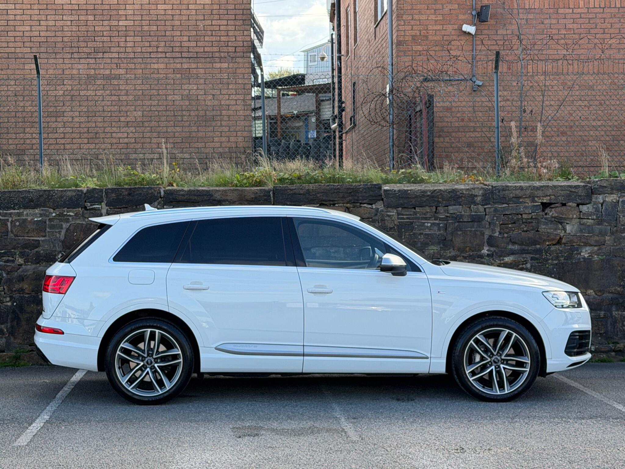 Audi Q7 view 8