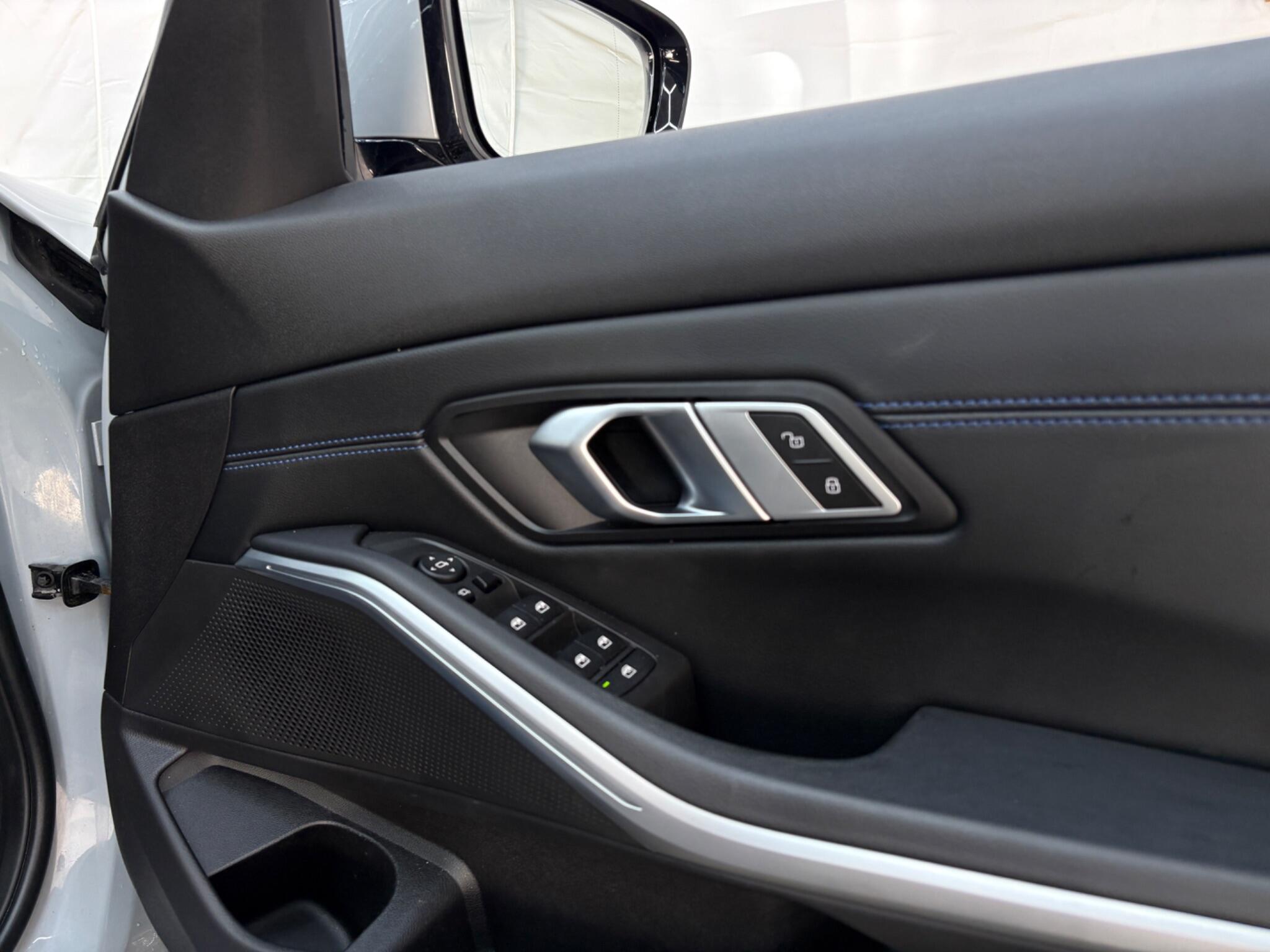 BMW 3 Series view 27