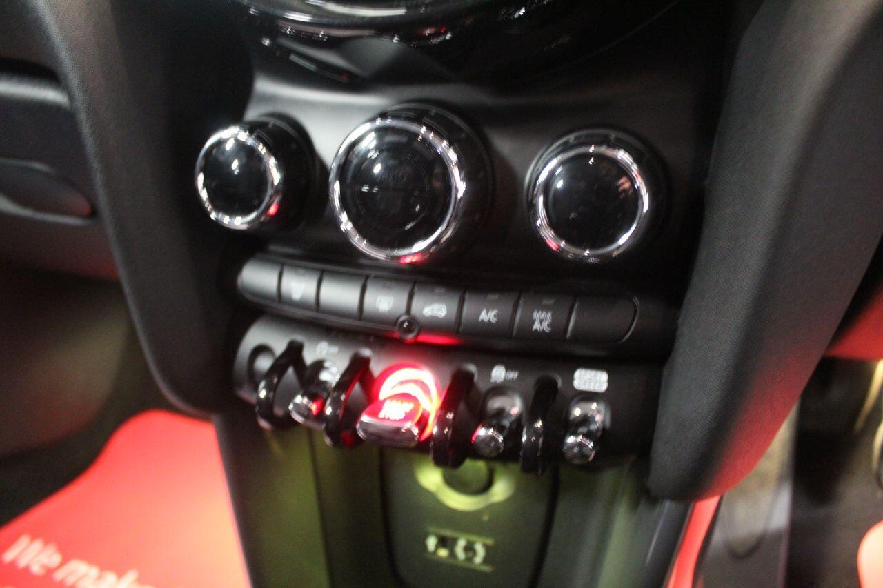 Mini Hatch view 39