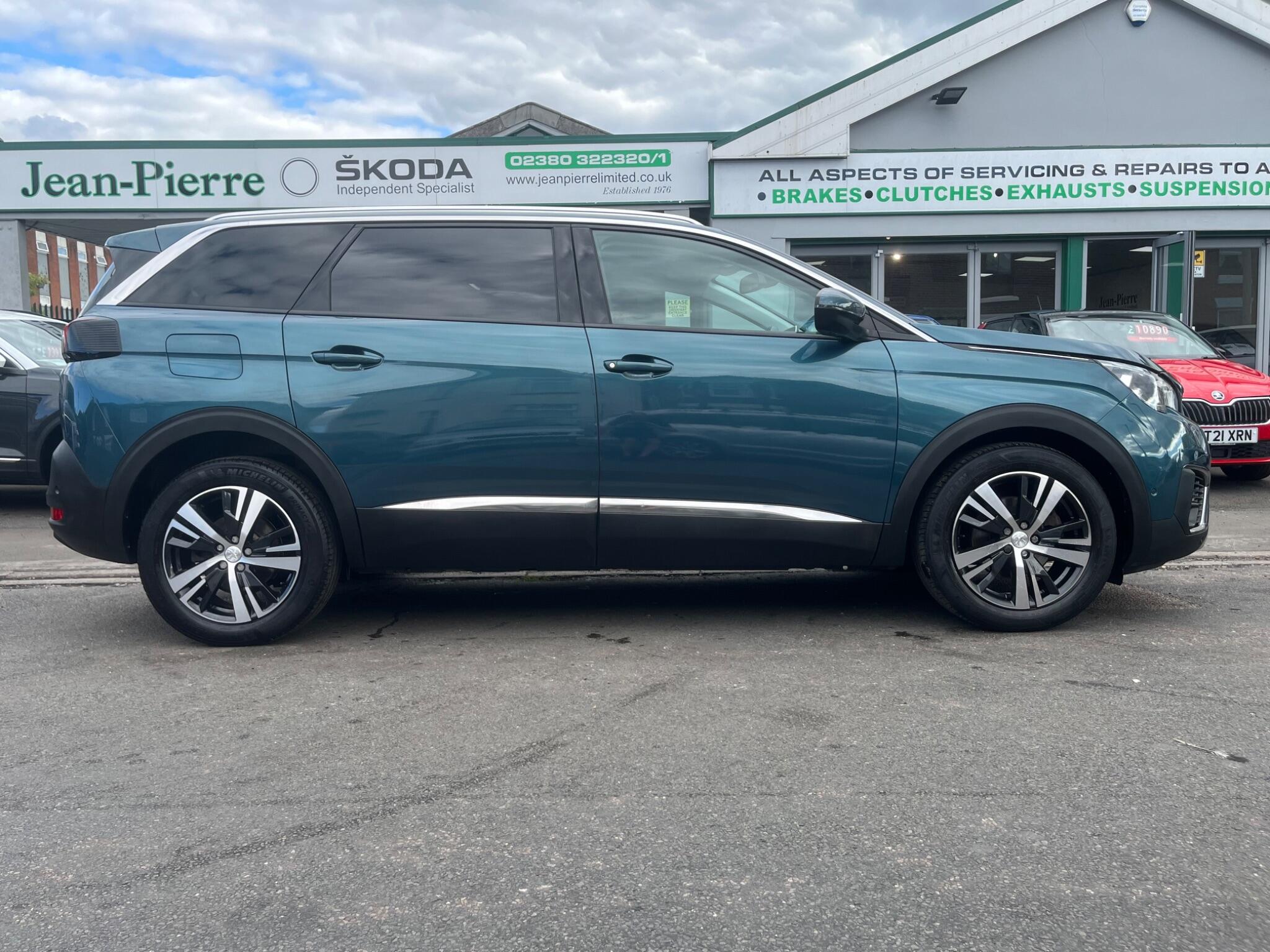 Peugeot 5008 view 2
