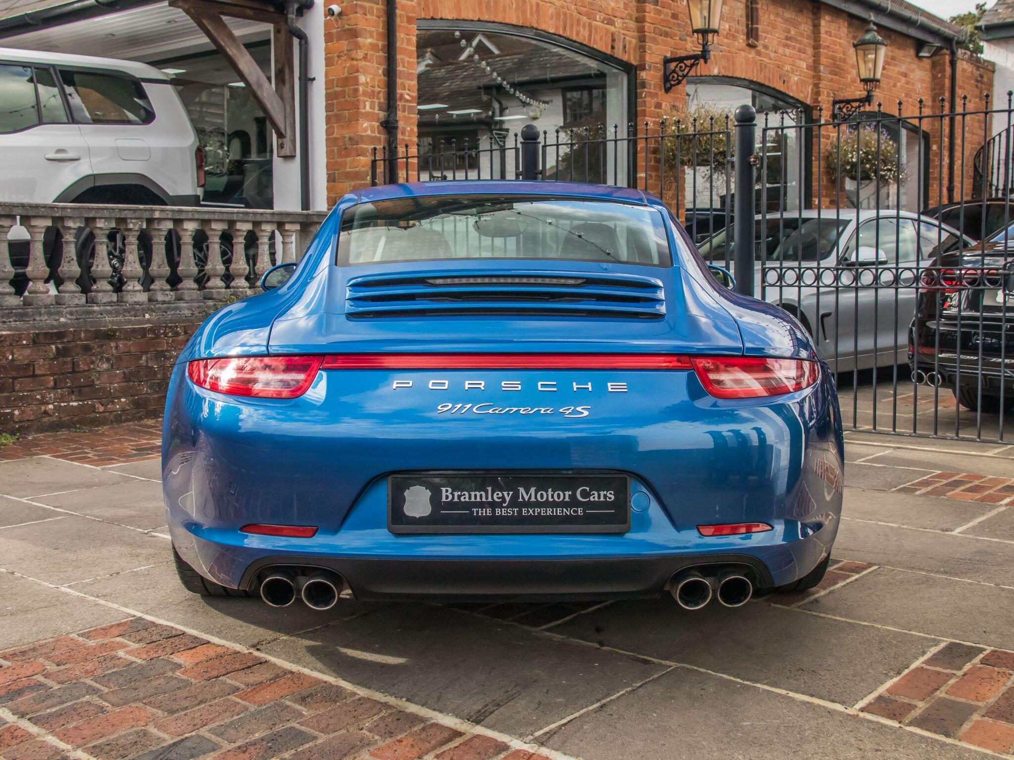 Porsche 911 view 8