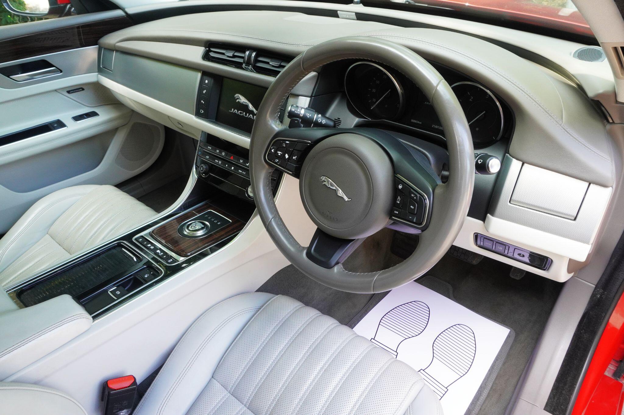 Jaguar XF view 15