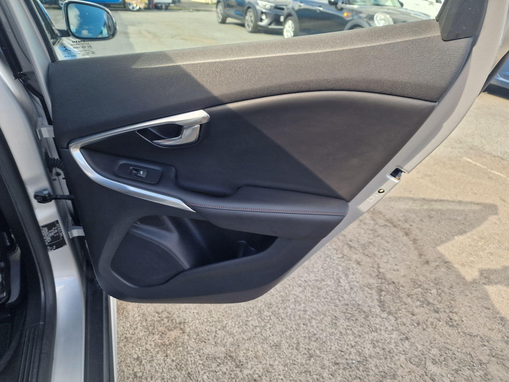 Volvo V40 Cross Country view 39