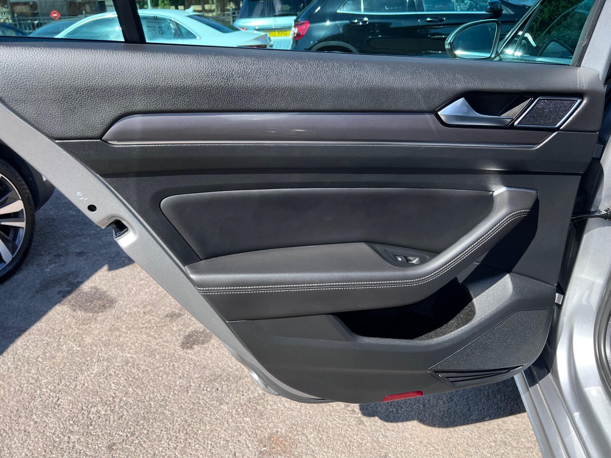Volkswagen Passat view 33