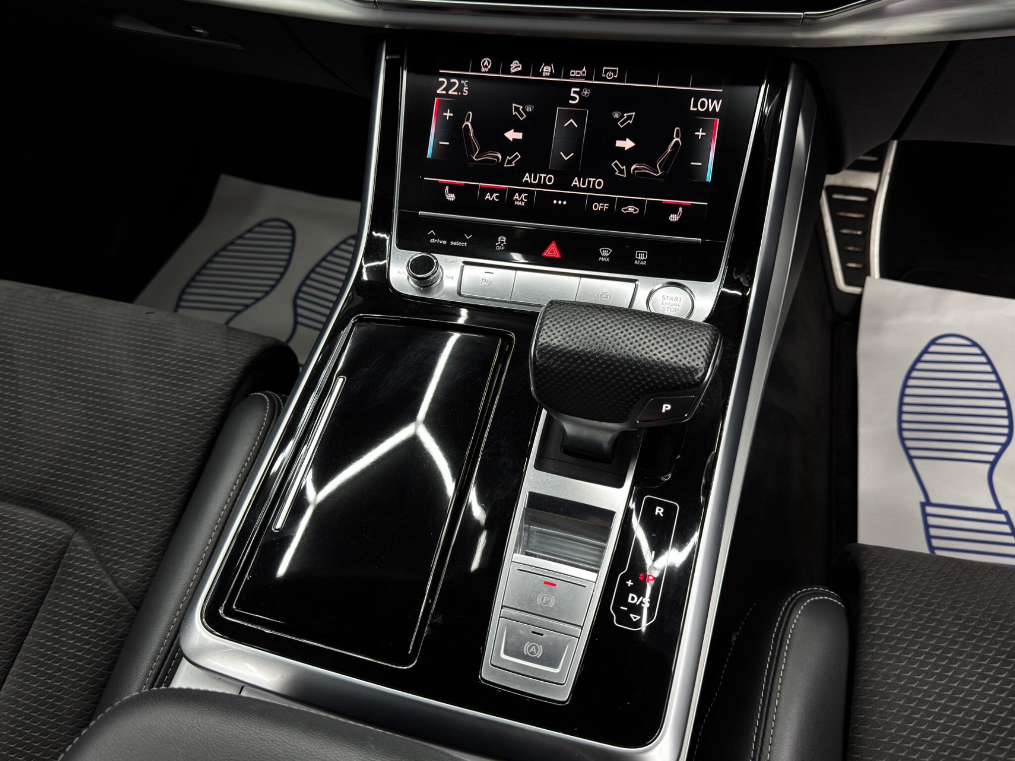 Audi Q8 view 26