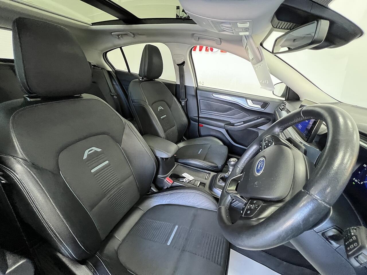 Ford Focus view 15
