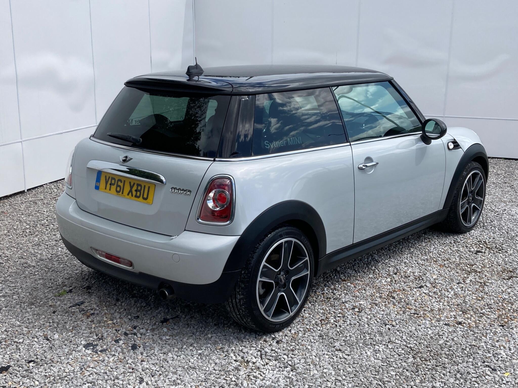 2011 MINI Hatch image 4