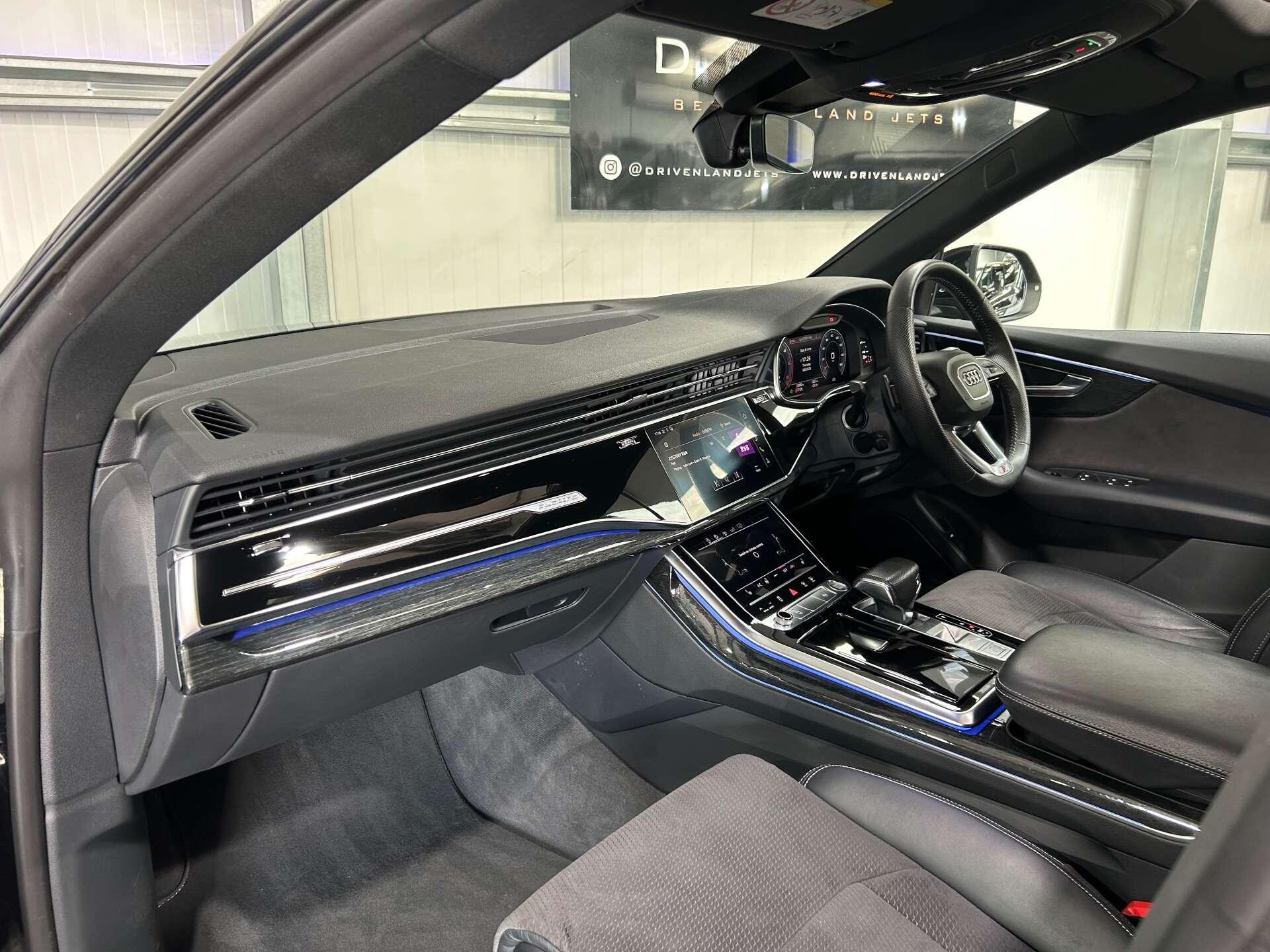 Audi Q8 view 17