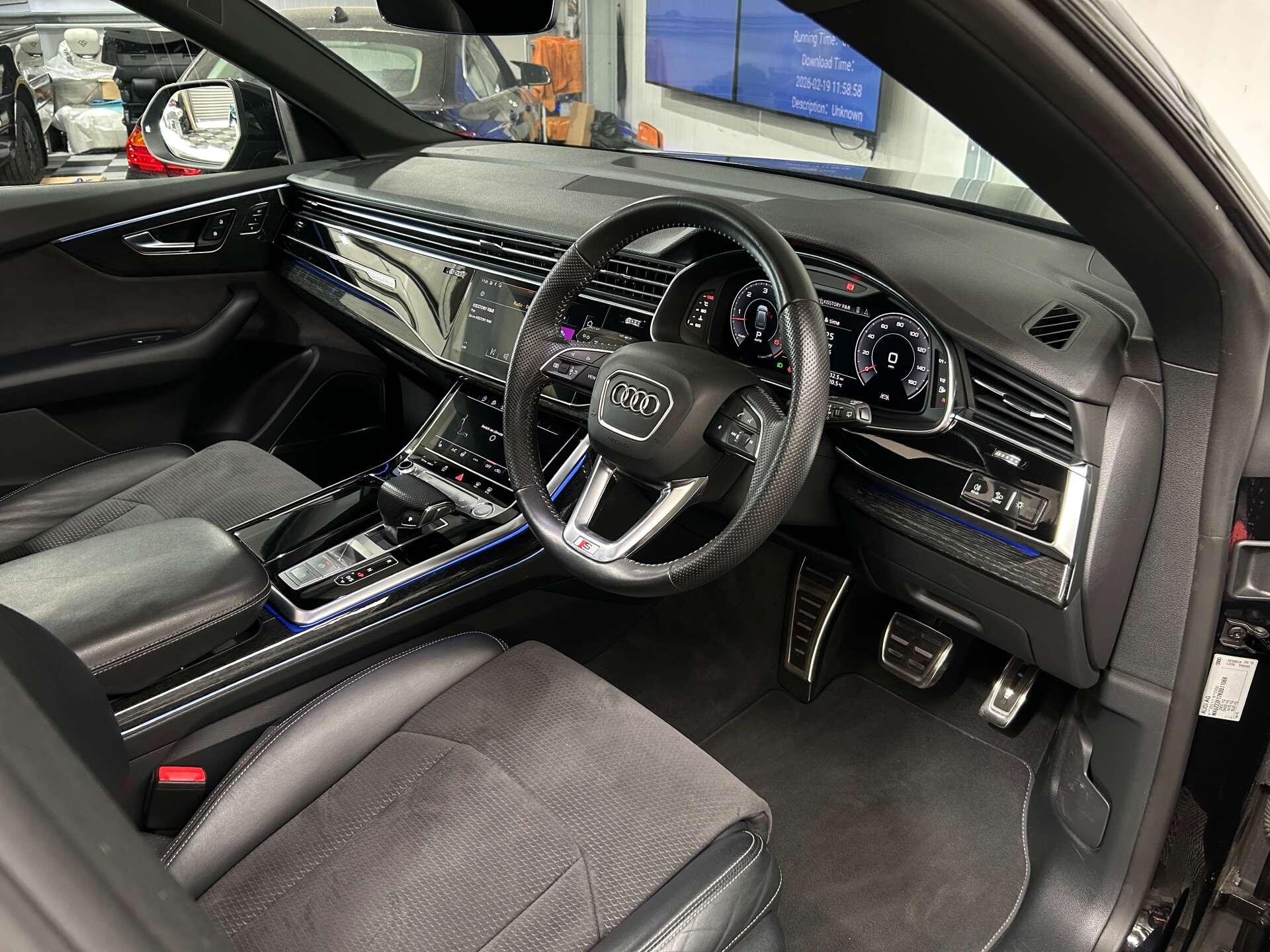 Audi Q8 view 32