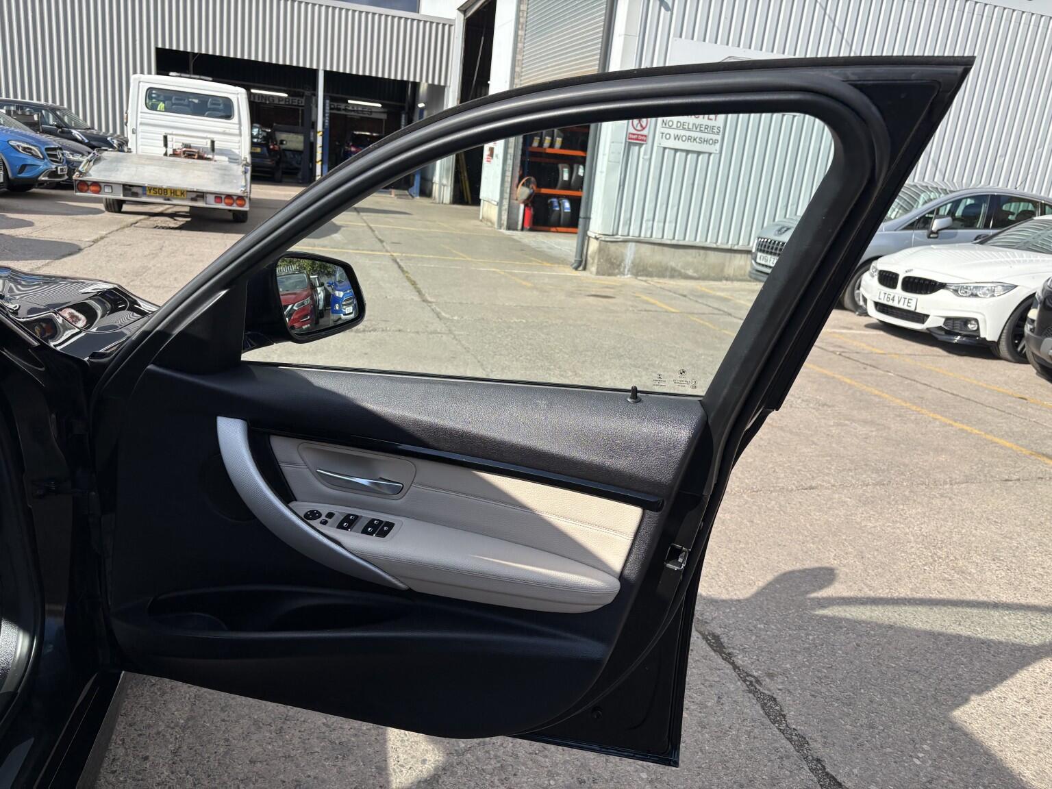 BMW 3 Series view 22