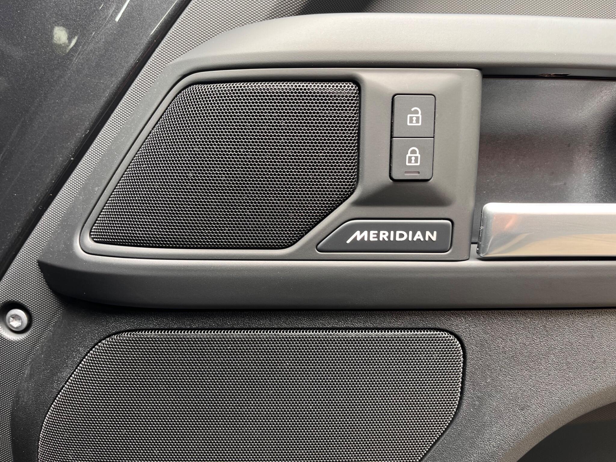 Land Rover Defender view 32