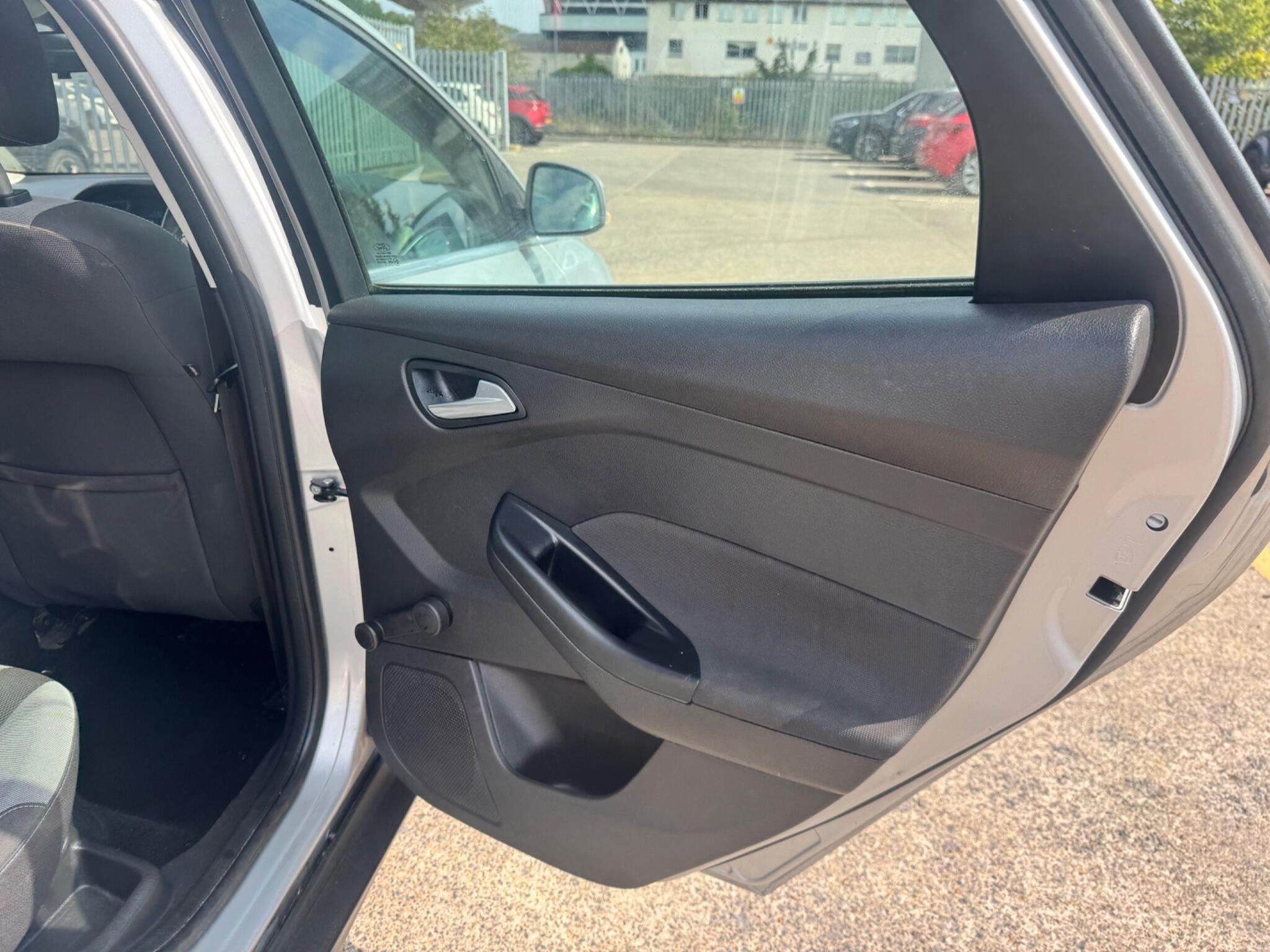 Ford Focus view 8