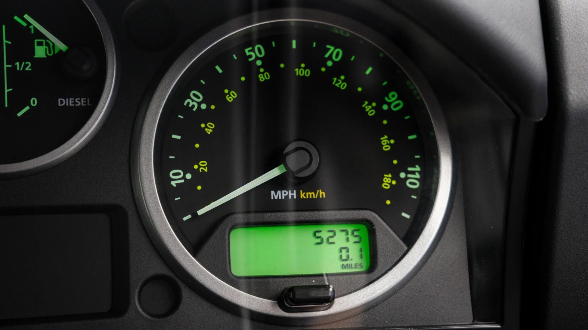 Land Rover Defender 90 view 14