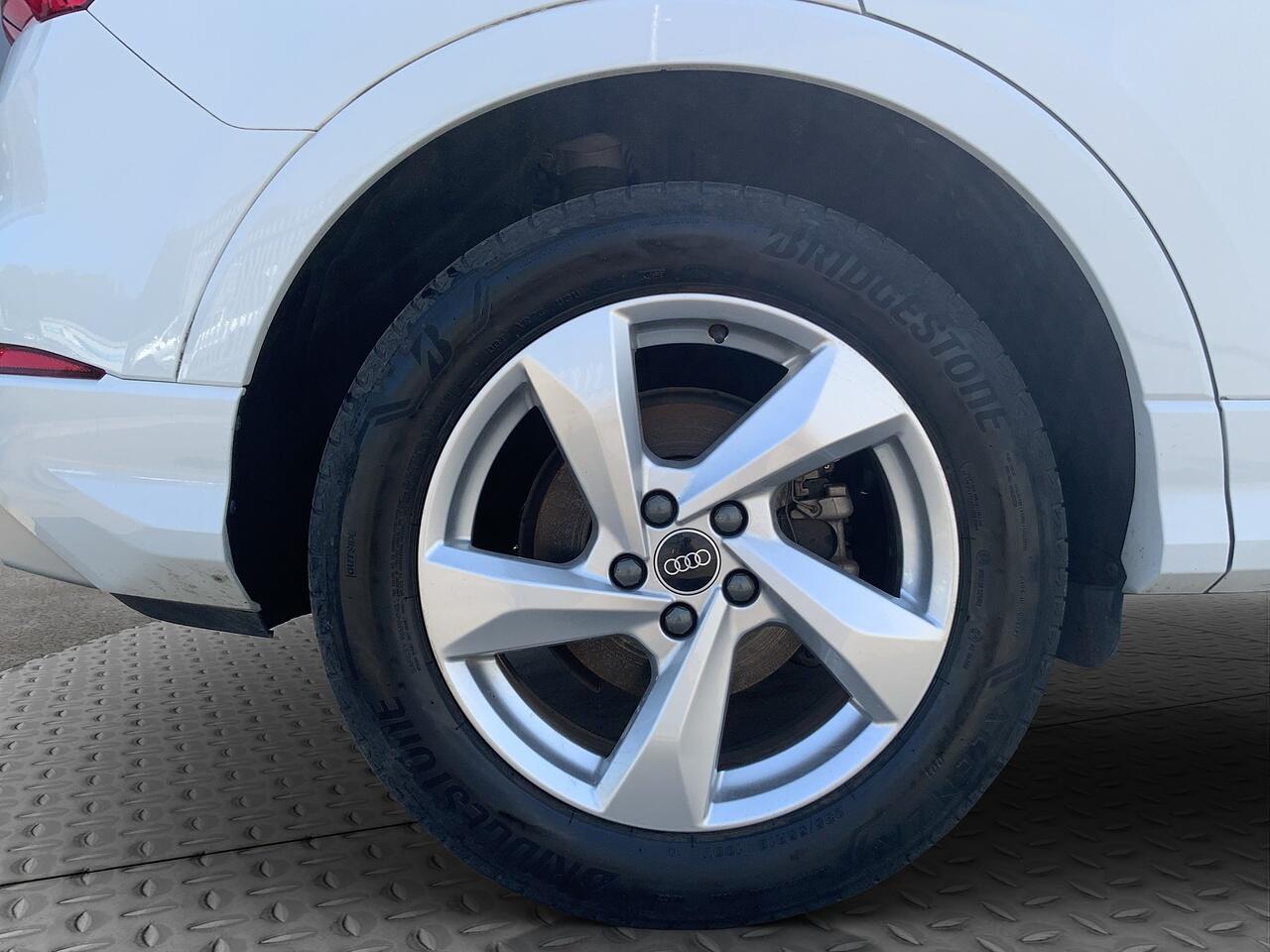 Audi Q3 view 21