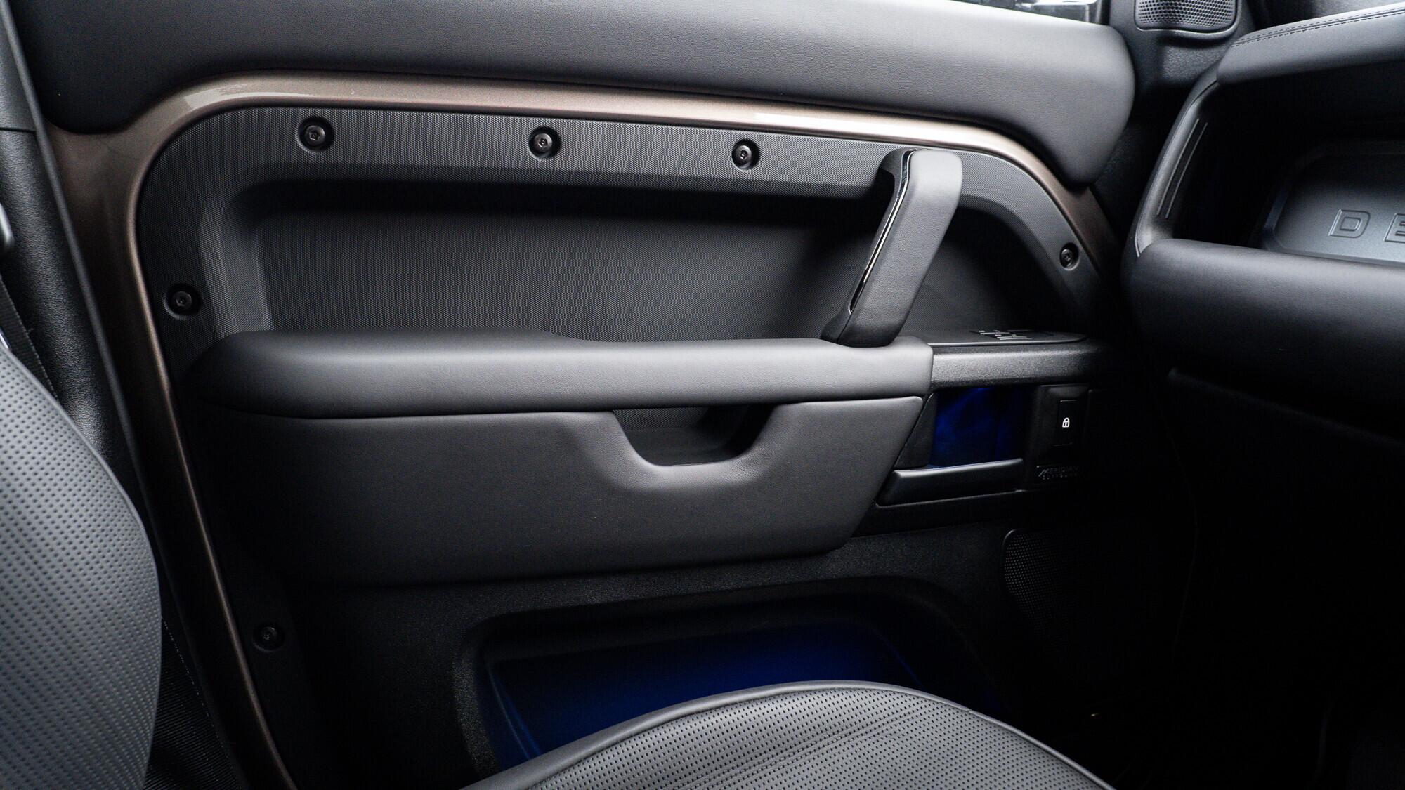 Land Rover Defender 110 view 56