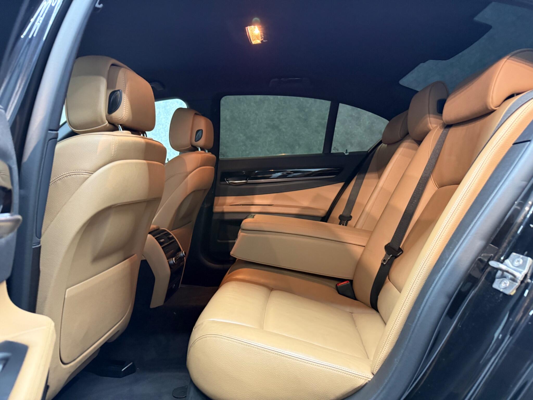 BMW 7 Series view 8
