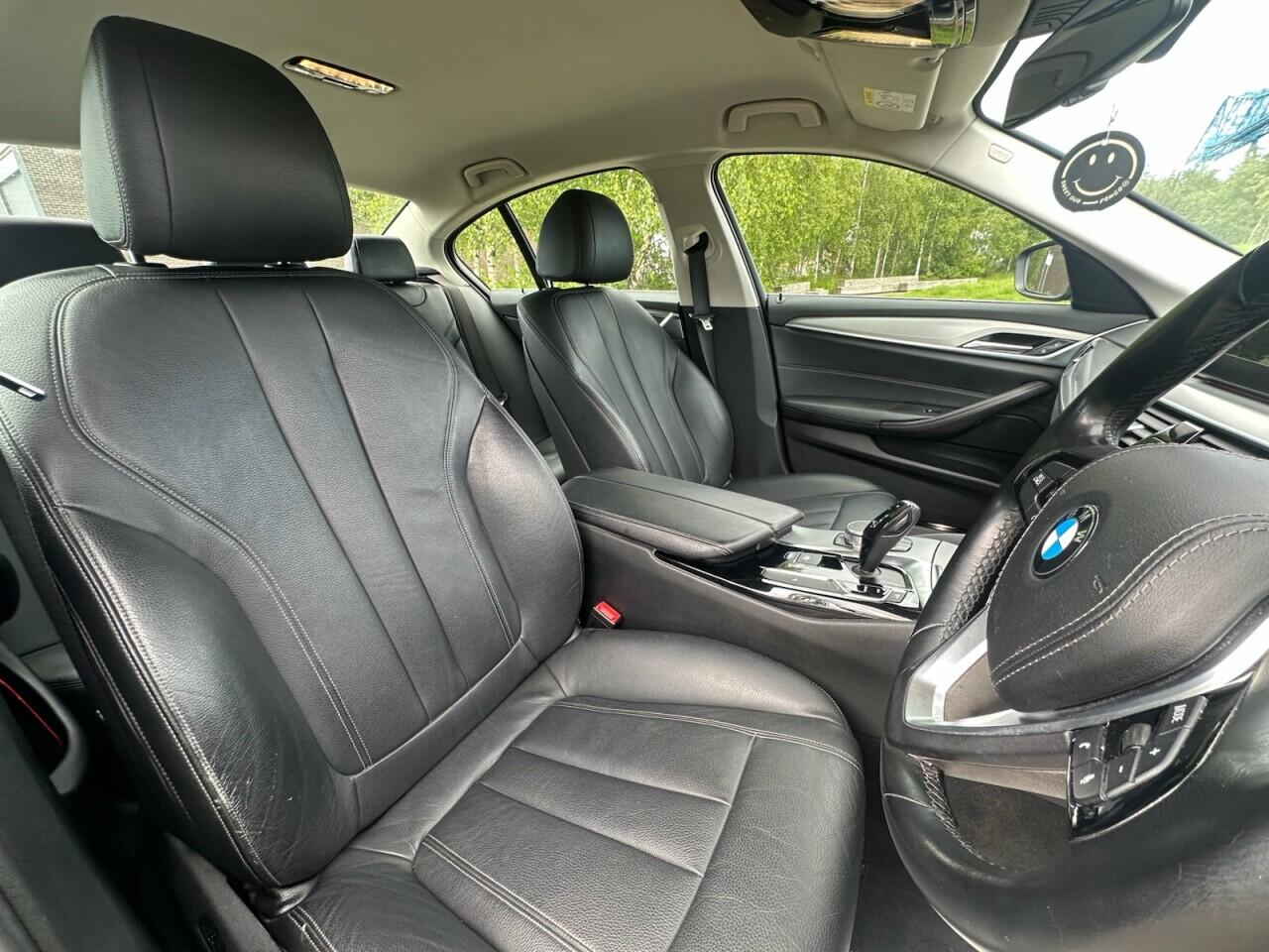 BMW 5 Series view 19