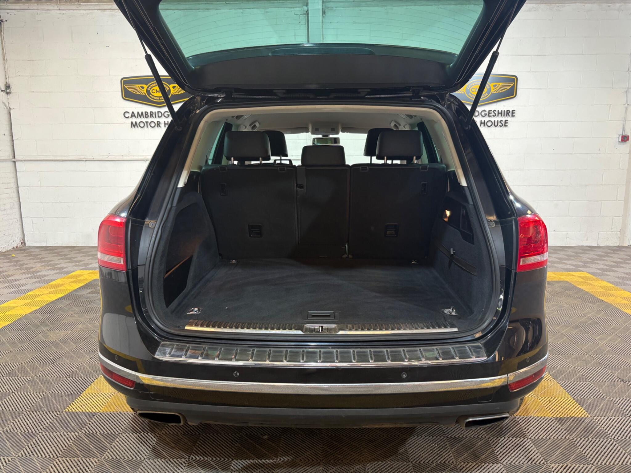 Volkswagen Touareg view 64