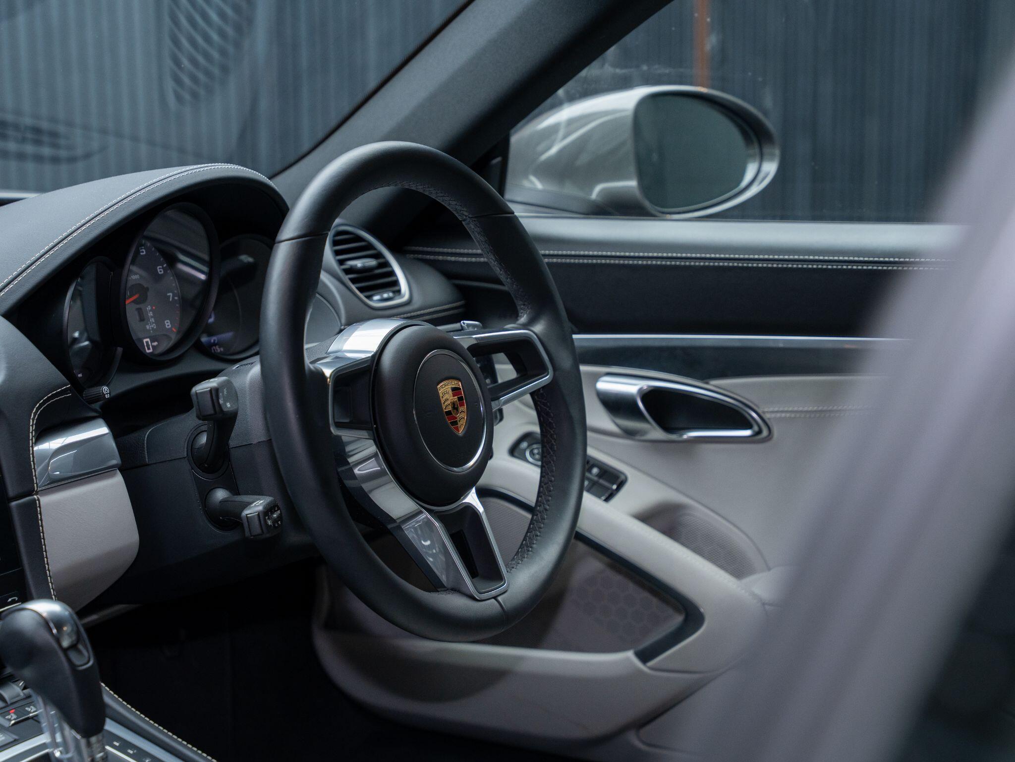 Porsche Cayman view 33
