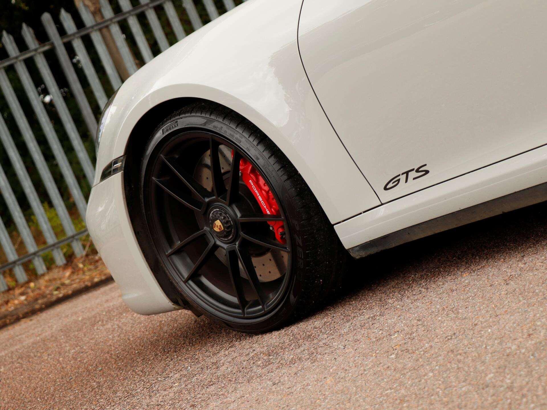 Porsche 911 view 30