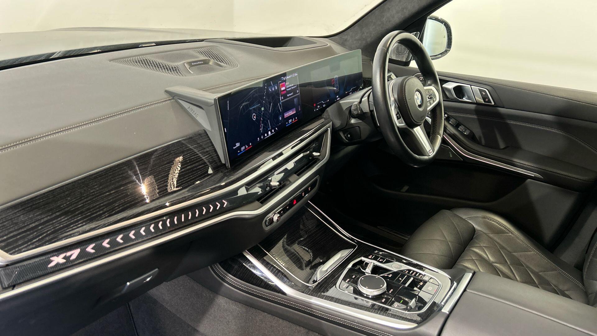 BMW X7 view 7