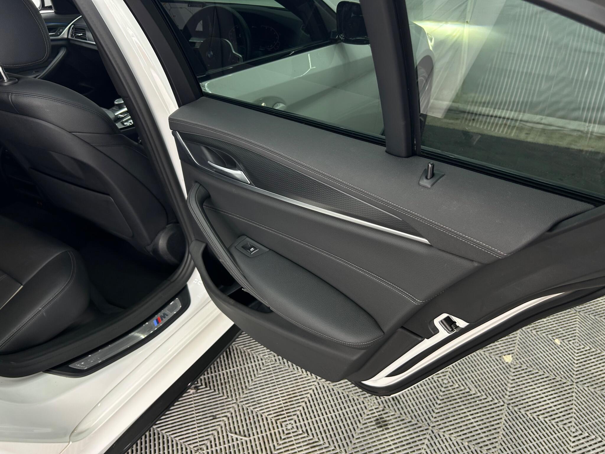 BMW 5 Series view 32